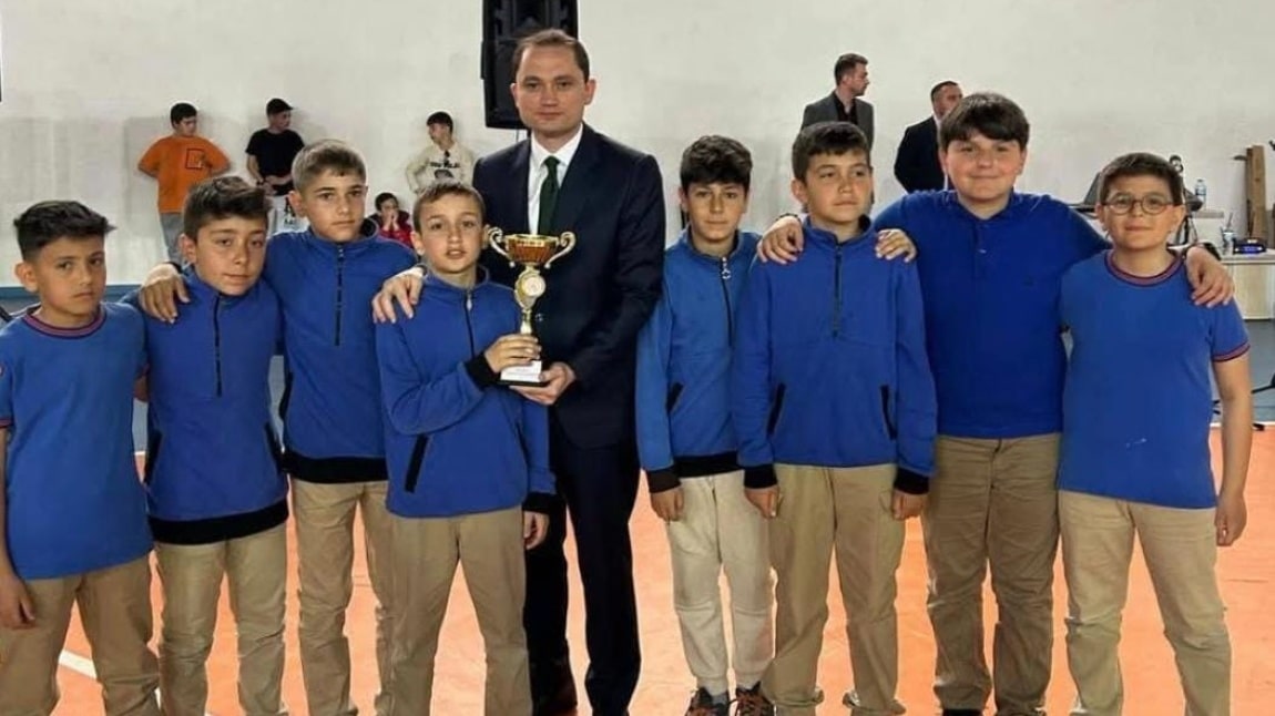 FUTSAL YARIŞMASINDA İLÇE BİRİNCİSİ OLDUK